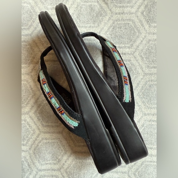 Minnetonka Beaded Leather Thong Sandals Black w Silver Accents Women’s Sz 9 - Picture 3 of 10